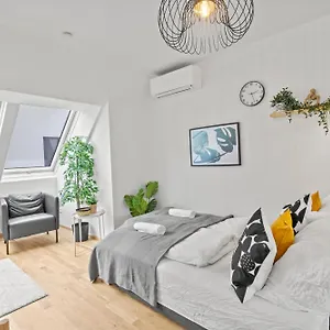 1 Min To Public Transport - 3 Min To Supermarket And Pharmacy - On-site Parking For 19,90 Eur Vienna